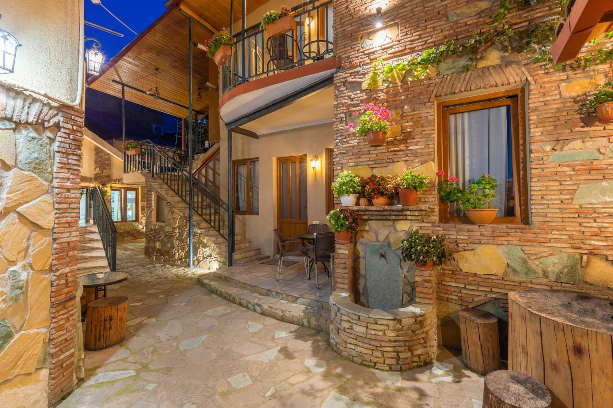 Apartments With Wine Cellar In Old 트빌리시 외부 사진